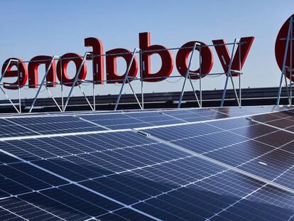 Paneles solares instalados en la sede de Vodafone España, de su iniciativa con Repsol. 
