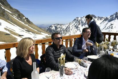 El matrimonio Macron - Trogneux disfruta de una comida en la cima de una montaña durante una visita a los Pirineos,  el 12 de abril de 2017.