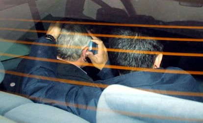 Nené Barral, de a la izquierda, dentro del coche policial cuando fue detenido en 2001.