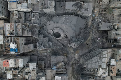 Vista aérea de la mezquita Al Sousi tras ser destruida por un bombardeo israelí, el 9 de octubre de 2023.