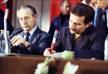 Foto de la firma de los históricos Acuerdos de Gdansk, el 31 de agosto de 1980, entre Lech Walesa, lider del sindicato Solidaridad, y el viceprimer ministro comunista polaco Mieczyslaw Jagielski (a la izquierda).