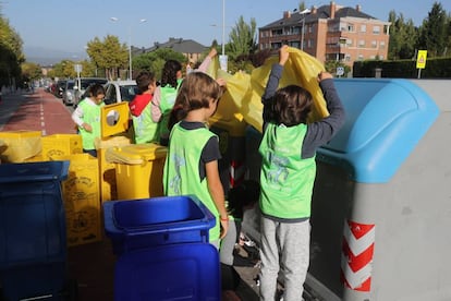 Niños reciclan en la puerta del Colegio Público Fernando de los Ríos, en Las Rozas.