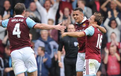 Ravel Morrison celebra el primer gol del West Ham con Mark Noble y Kevin Nolan.