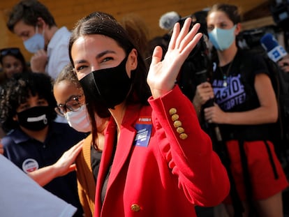 Ocasio-Cortez saluda durante un acto con electores, el martes en Nueva York.