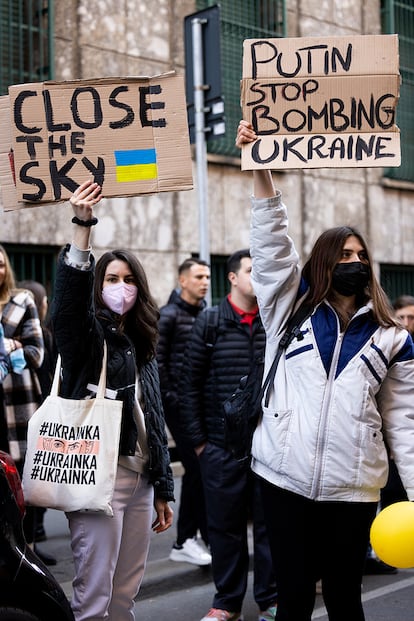 Manifestantes contra la guerra en el desfile de Armani.