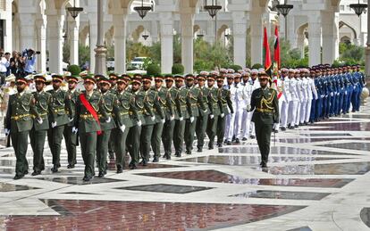 La guardia de honor militar espera la llegada del Papa al palacio presidencial en la capital de los Emiratos Árabes Unidos, Abu Dhabi, el 4 de febrero de 2019.