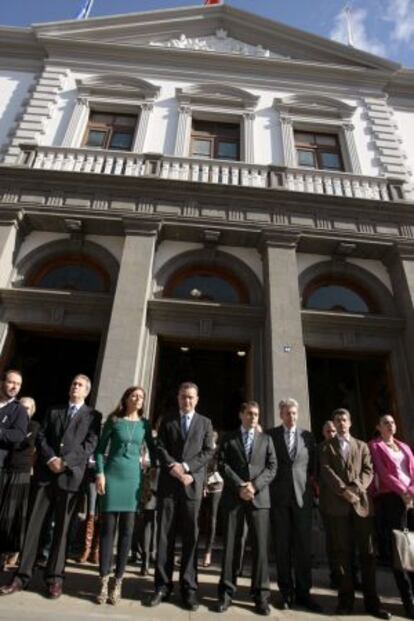 Las autoridades tinerfeñas presiden un minuto de silencio en memoria de los niños muertos.