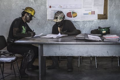 La mayoría de los mineros inician en la industria carbonífera al cumplir los 16 años. Aquellos que trabajan en minas subterráneas deben esperar dos años más para poder ingresar a la excavación.