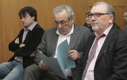 Gustavo Lago, Juan Lago y Jos&eacute; &Aacute;lvarez, antiguos administradores de Alfageme, durante el juicio.