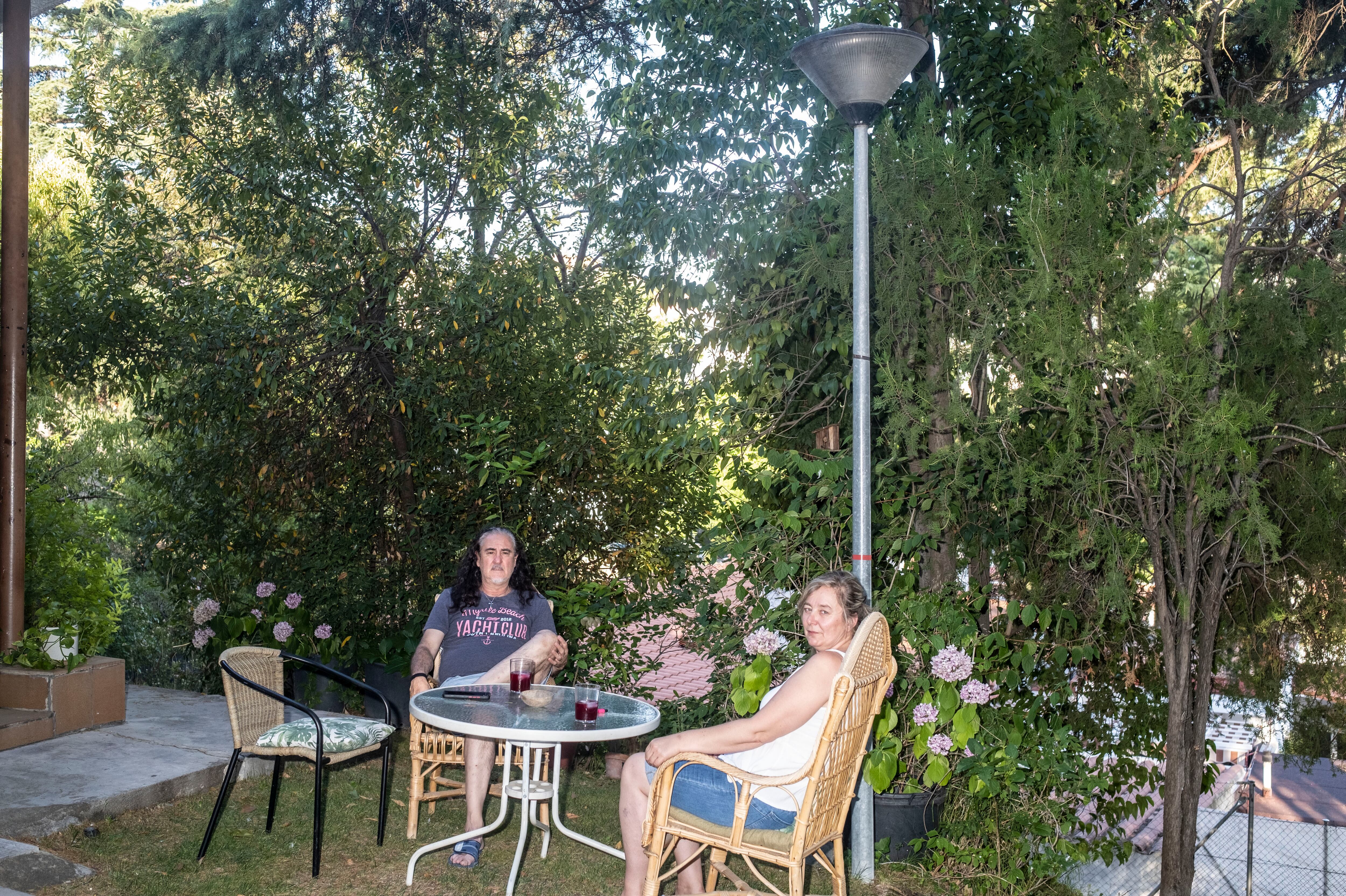 Araceli Pacheco y Raúl Muñoz, en el porche de su vivienda.