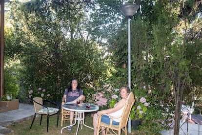 Araceli Pacheco y Raúl Muñoz, en el porche de su vivienda.