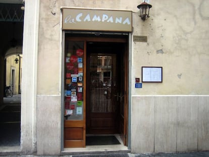 Fachada del que está considerado como el restaurante más antiguo de Roma, La Campana, en la calle Vicolo della Campana, 18.