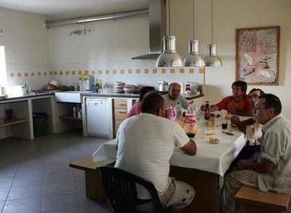 Jornaleros de Alcalá del Valle (Cádiz), en su alojamiento de la finca de Cairanne, en el sur de Francia.