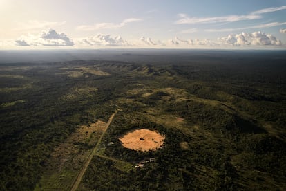 La aldea Kapot se constituye en un perímetro de unos 500 metros de diámetro, con una cabaña comunitaria ocupando el centro, que es el lugar de reunión, consejo y toma de decisiones de sus habitantes.
La fotografía muestra la vista aérea de la aldea Kapoto, en la Tierra Indígena Xingú.