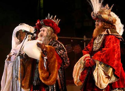 El rey Melchor lee el discurso al término del recorrido, en la plaza de Cibeles.