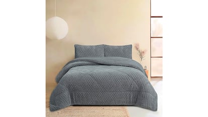 Colcha de invierno sobre fondo blanco.