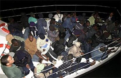 Imagen de los inmigrantes de una de las cinco pateras interceptadas en las últimas horas en Fuerteventura