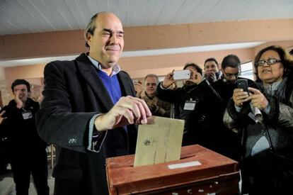 Pablo Abdala of the conservative National Party cats his vote in favor of the referendum.