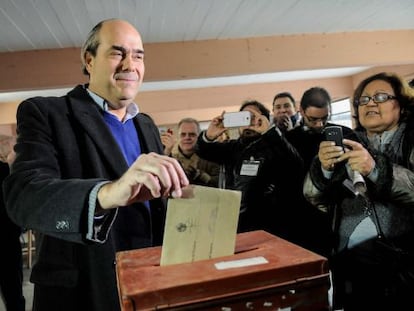 Pablo Abdala of the conservative National Party cats his vote in favor of the referendum.