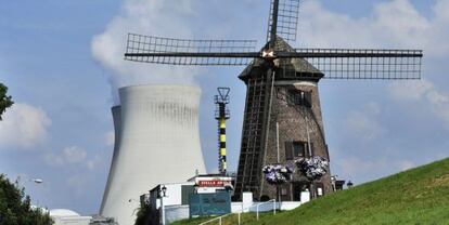 La central nuclear Doel, ubicada a 25 kil&oacute;metros de Amberes.