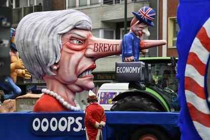 Una carroza con la temática del Brexit representa a la primera ministra británica Theresa May en el tradicional desfile de carnaval en Duesseldorf (Alemania).