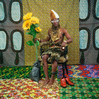 Samuel Fosso, “Le chef qui a vendu l’Afrique aux colons”. The Walter Collection