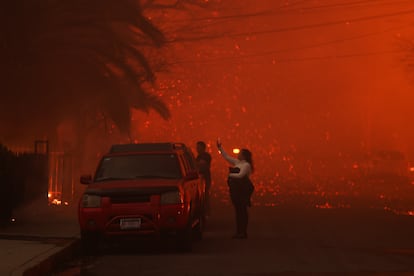 La situacin puede empeorar a lo largo del mircoles porque se esperan rfagas de vientos, los llamados vientos de Santa Ana, que han sido los catalizadores del incendio, de hasta 160 kilmetros por hora.

