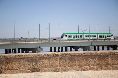 Asociaciones a favor de la movilidad en transporte público de Cádiz aplauden que el nuevo tranvía -en la imagen, a su paso por el histórico puente Zuazo en San Fernando- supondrá un éxito de movilidad por su trazado junto a zonas residenciales muy pobladas.