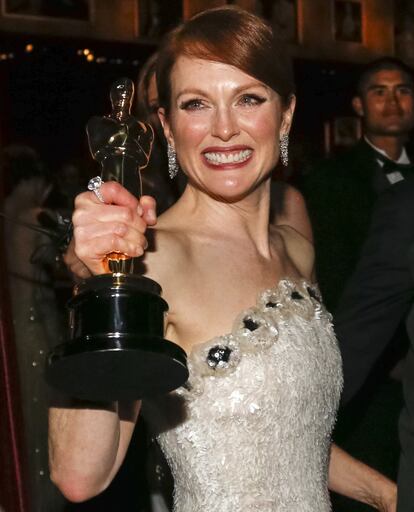 Julianne Moore con el Oscar a la mejor actriz por su papel en "Still Alice," en el Governors Ball después de la ceremonia de los Oscar