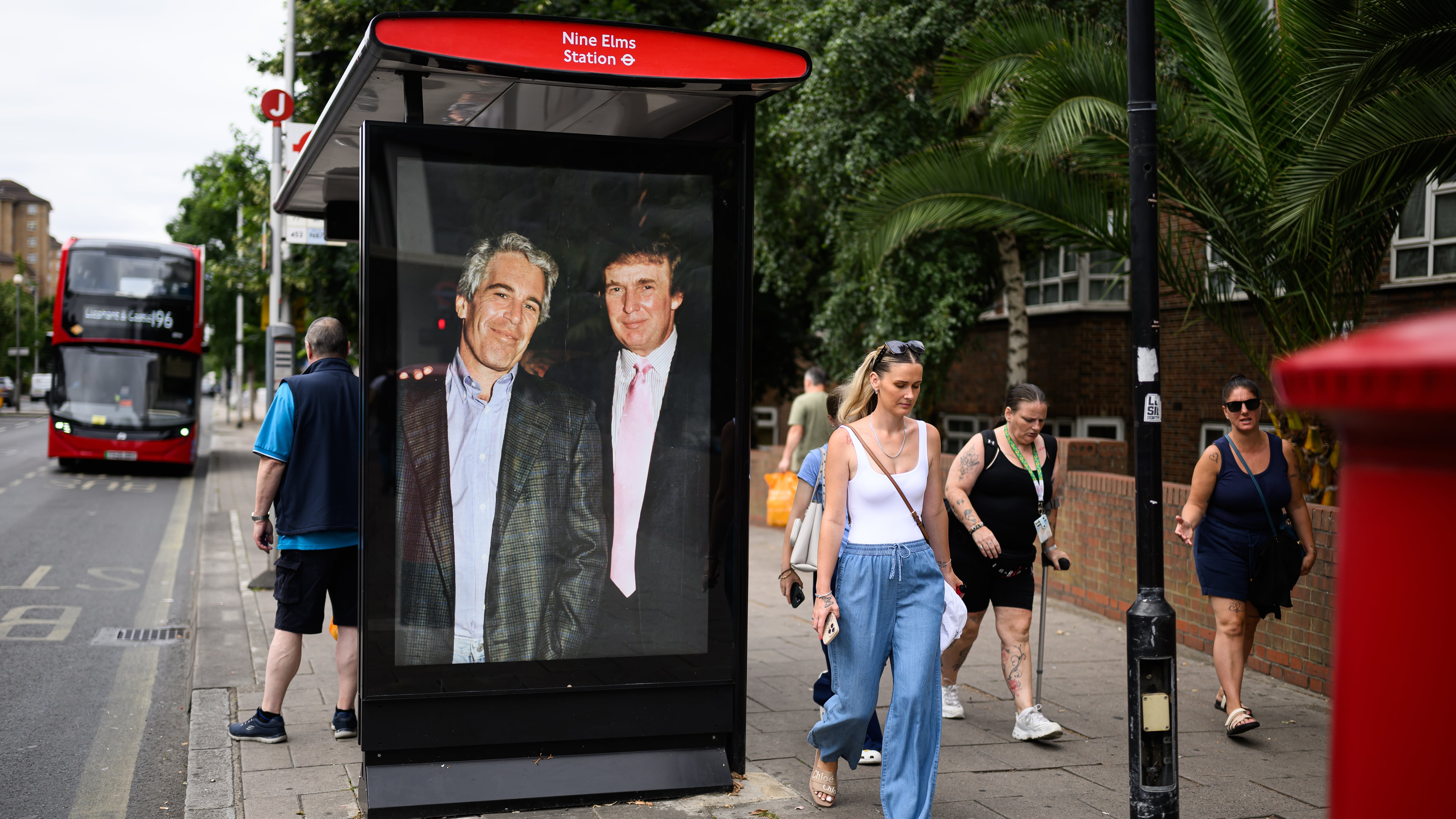 Una foto de Trump y Epstein en Florida, en 1997, instalada por un artista en una parada de autobús en Londres, esta semana.