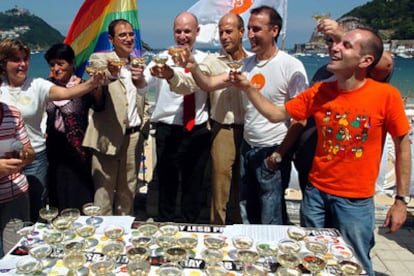 El Ararteko (defensor del pueblo vasco), Iñigo Lamarka, celebra en San Sebastián la aprobación del matrimonio gay.
