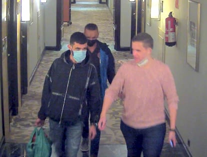 La víctima, a la derecha de la imagen, entrando con los dos acusados de matarle en el hotel.