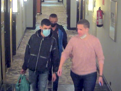 La víctima, a la derecha de la imagen, entrando con los dos acusados de matarle en el hotel.