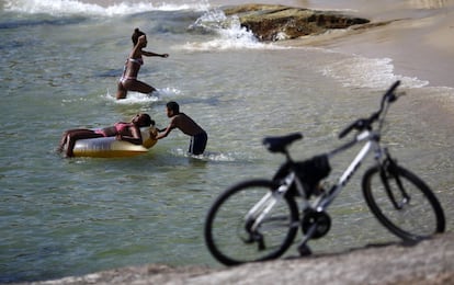 Crianças brincando na praia do Arpoador, no Rio de Janeiro (Brasil).