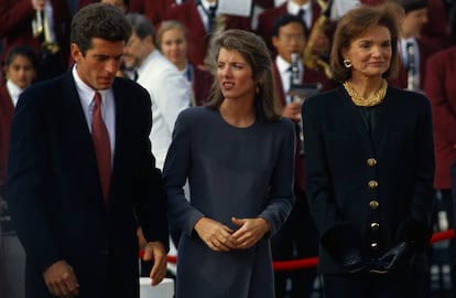 John, Caroline y Jackie Kennedy, en Boston. 