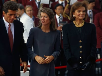 John, Caroline y Jackie Kennedy, en Boston. 