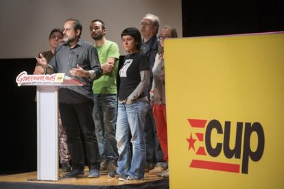 Antonio Baños, líder de la CUP, ofrece junto a sus compañeros de partido una rueda de prensa tras las elecciones autonómicas en Cataluña.