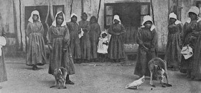 Nenes aborígens amb cangurs com a mascota i una cacatua, a l'orfenat de Sant Josep.