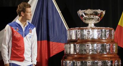 Berdych, ayer junto al trofeo de la Copa Davis.