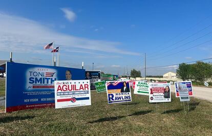 Carteles de los candidatos a las elecciones del próximo martes en el condado de Fort Bend.