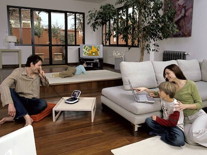 Una familia en el salón de su casa