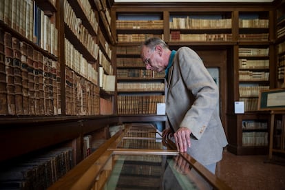 Fabrizio Diozzi, conservador de la oficina de los papiros, ante los papiros de Herculano, en 2019.