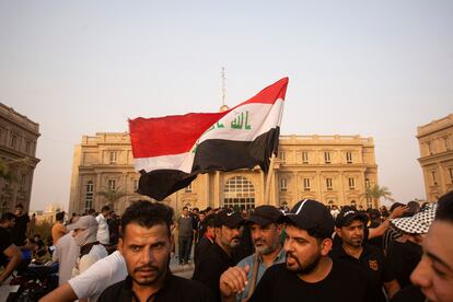 Los partidarios del clérigo Al Sadr se manifiestan en la ciudad de Basora, en el sur del país, el lunes. La misión de la ONU para Irak describió los incidentes como “una escalada peligrosa” e hizo un llamamiento a la calma y al apoyo a las fuerzas de seguridad: “La supervivencia del Estado [iraquí] está en juego”, alertó en un comunicado.