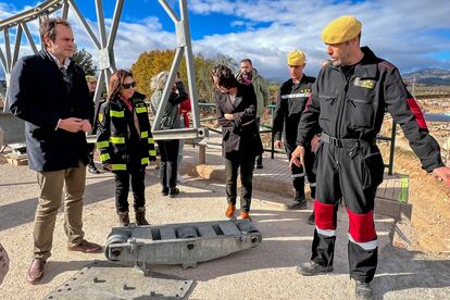 La ministra de Defensa, Margarita Robles, en su visita del pasado viernes a la localidad valenciana de Cheste, donde en apenas 24 horas la UME ha montado un puente Mabey sobre el río.