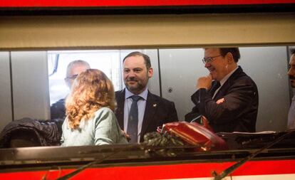 El ministro de Fomento, José Luis Ábalos, acompañado por el presidente de la Generalitat valenciana, Ximo Puig.