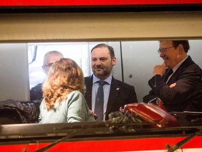 El ministro de Fomento, José Luis Ábalos, acompañado por el presidente de la Generalitat valenciana, Ximo Puig.