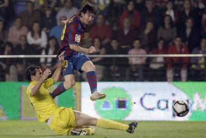 Messi, eludiendo a Godín en el remate que supuso el primer gol del Barcelona