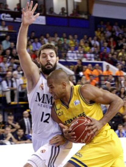 Eulis Báez intenta superar a Mirotic