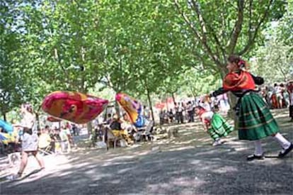 Vecinos de El Escorial disfrutan de un día de campo en honor de la Virgen de la Herrería.