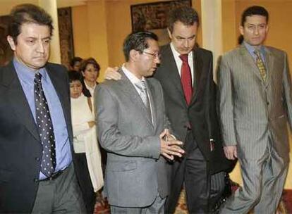 Rodríguez Zapatero coge del hombro a Santiago Morales tras la entrevista de ambos en La Moncloa.